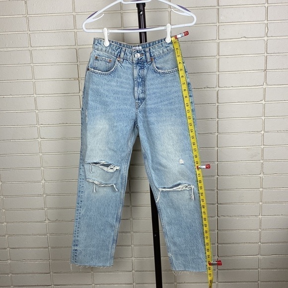 Light wash ripped mid rise button fly boyfriend raw hem denim jeans size 4 - Picture 10 of 11